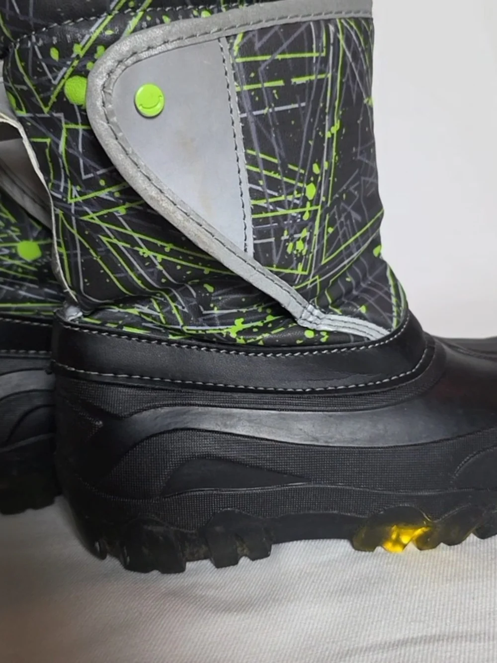 Members Mark 11/12 Kids LIGHT UP High Visibility Black & Green Winter Snow Boots
